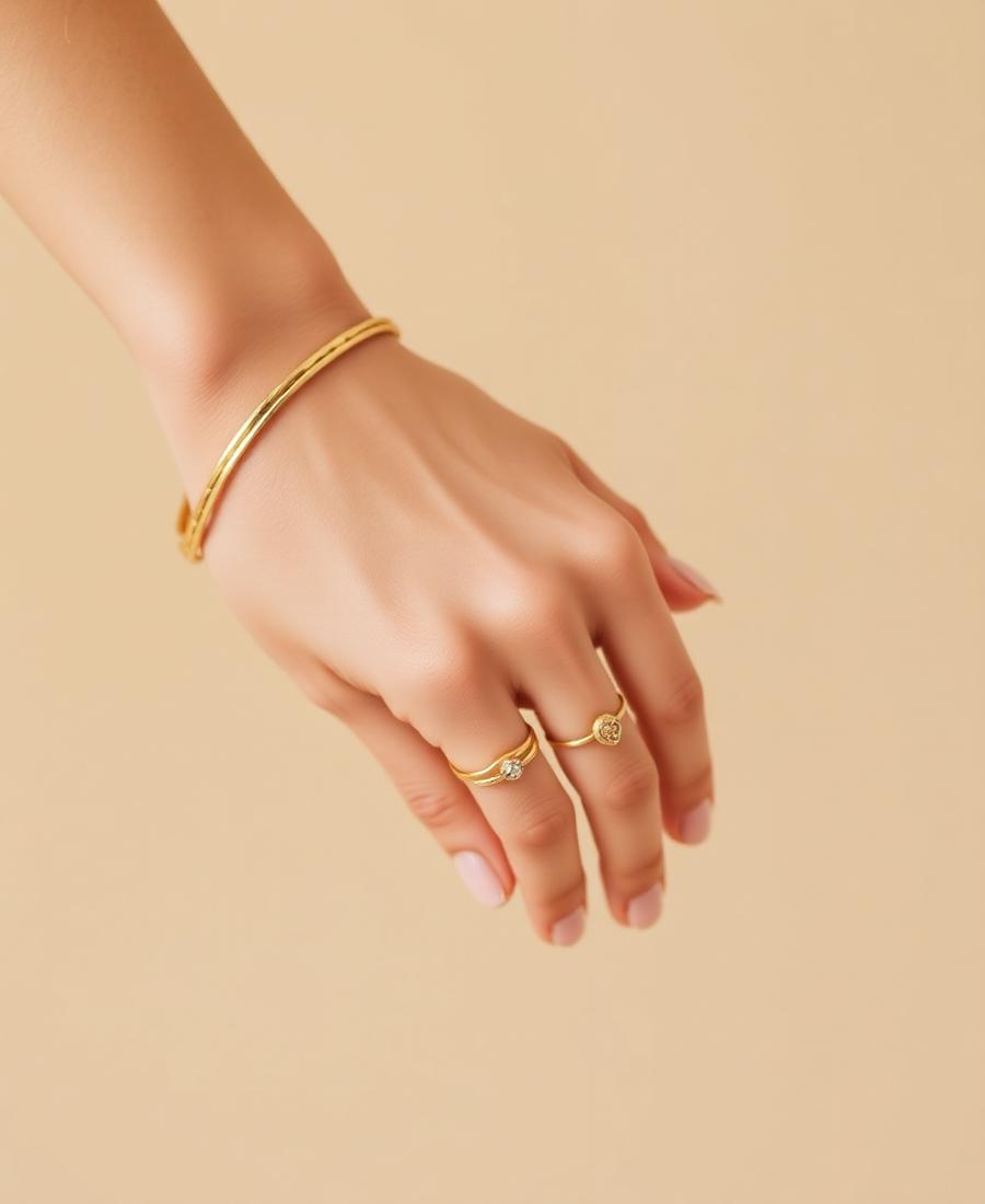 Mãos femininas com anéis e pulseiras douradas